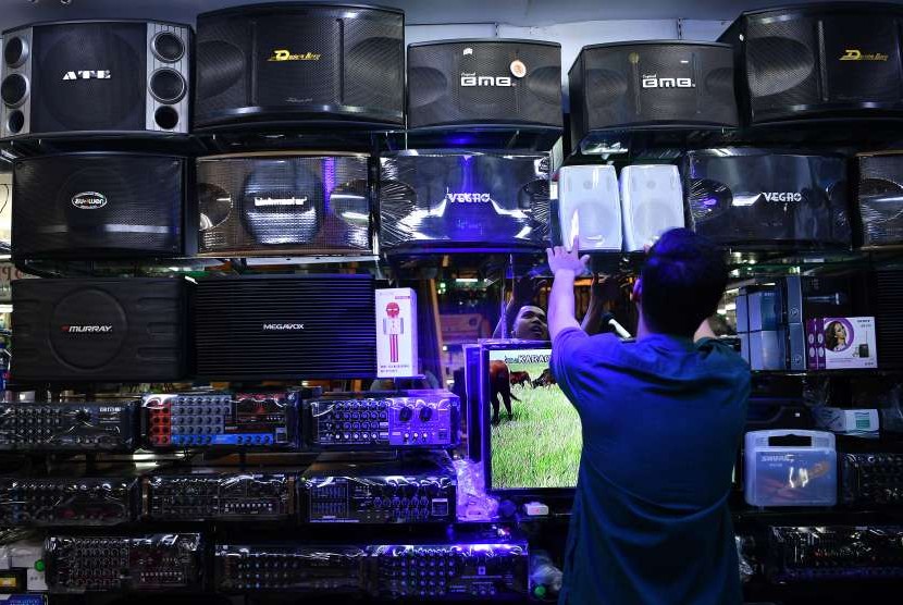 Pedagang menata barang elektronik. Gabel berharap pemerintah mengeluarkan kebijakan yang bantu industri elektronik di tengah wabah virus corona.