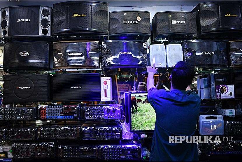 Pedagang menata barang elektronik yang dijual di pusat elektronik Glodok, Jakarta, Jumat (7/9). Fluktuasi nilai tukar rupiah terhadap dolar Amerika Serikat yang sempat mencapai Rp14.900 per dolar membuat harga barang elektronik di kawasan itu naik hingga 10 hingga 20 persen. 