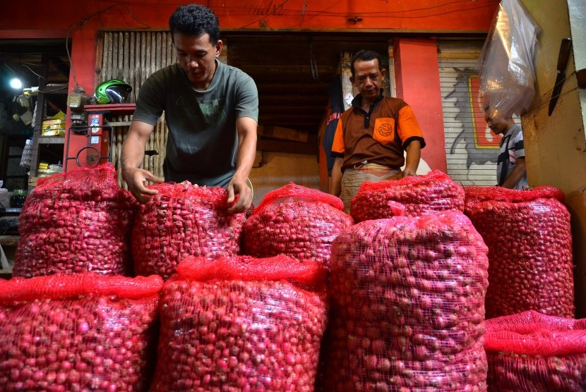 Pedagang menata Bawang Merah di Pasar Bitingan, Kudus, Jawa Tengah, Senin (1/3).