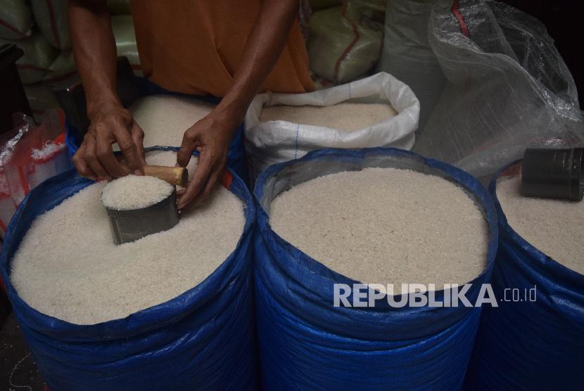 Pedagang menata beras dagangannya di pasar PSPT, Jakarta (ilustrasi). Badan Pusat Statistik (BPS) memproyeksikan, produksi beras sepanjang 2020 mencapai 31,63 juta ton dengan luas panen padi 10,79 juta hektare (ha). 