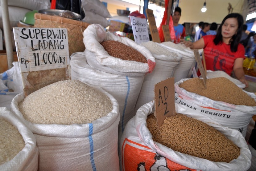 Pedagang menata beras di kios. ilustrasi