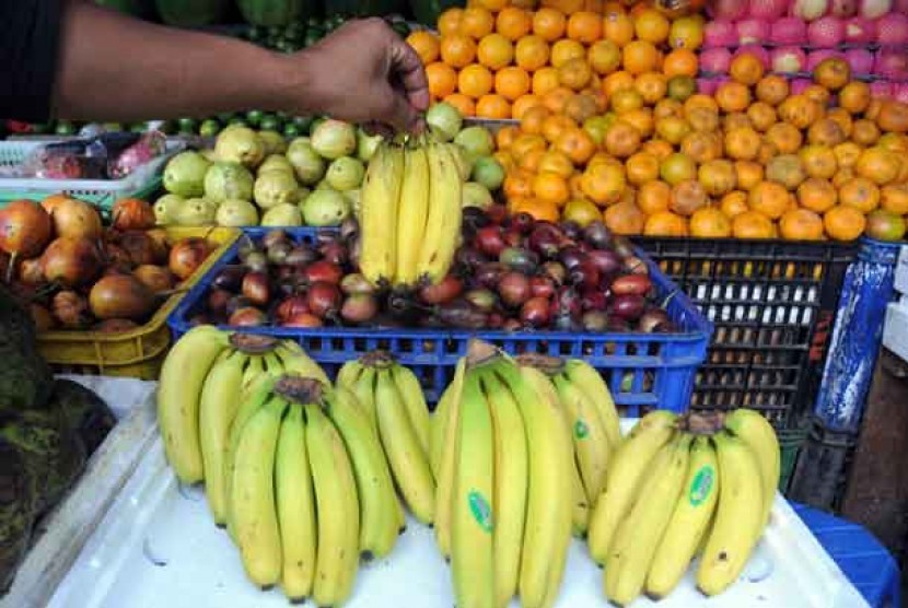 Pedagang menata buah-buah dagangannya yang sebagian barang impor di Pasar Senen, Jakarta, Ahad (27/1).