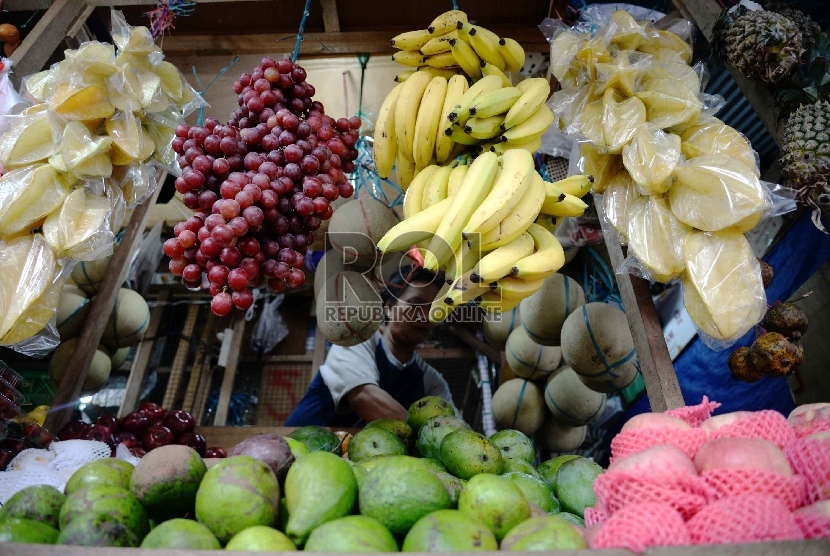 Pedagang menata buah di Pasar Senen, Jakarta, Rabu (4/2). (Republika/ Yasin Habibi)