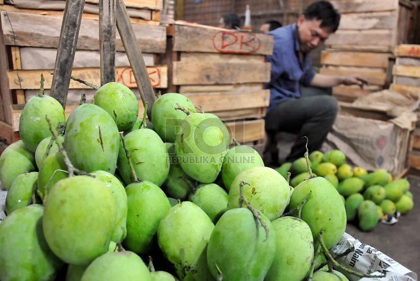 Pedagang menata buah lokal di Pasar Induk Kramat Jati, Jakarta, Jumat (29/8).(Prayogi/Republika)