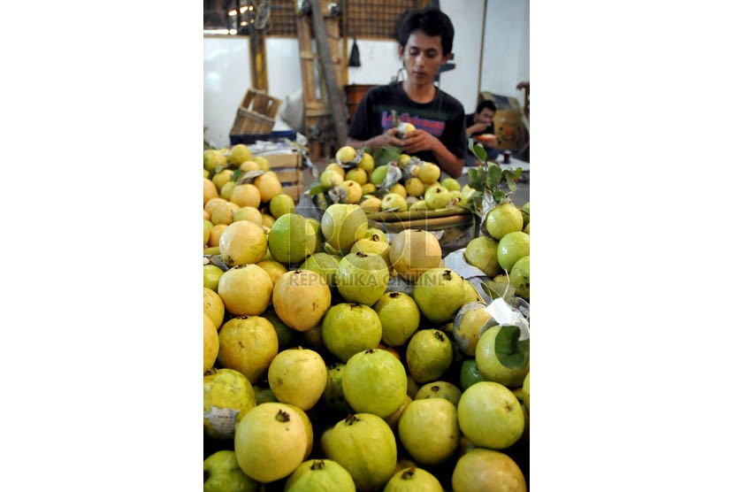 Pedagang menata buah lokal di Pasar Induk Kramat Jati, Jakarta, Jumat (29/8).(Prayogi/Republika)