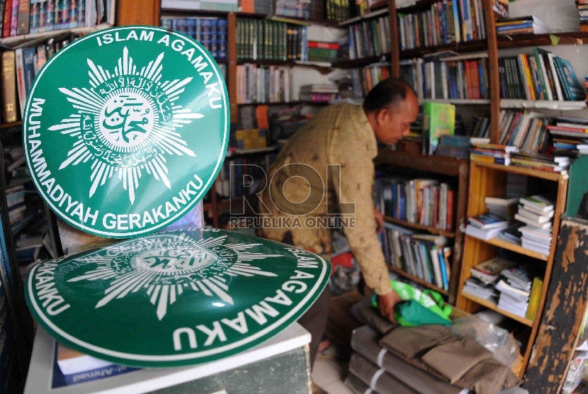  Pedagang menata buku di salah satu toko di Gedung Dakwah Muhammadiyah, Jakarta, Selasa (20/10).
