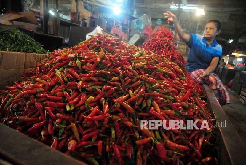 Pedagang menata cabai d Pasar Senen, Jakarta Pusat, Kamis (11/8). (Republika/Agung Supriyanto)