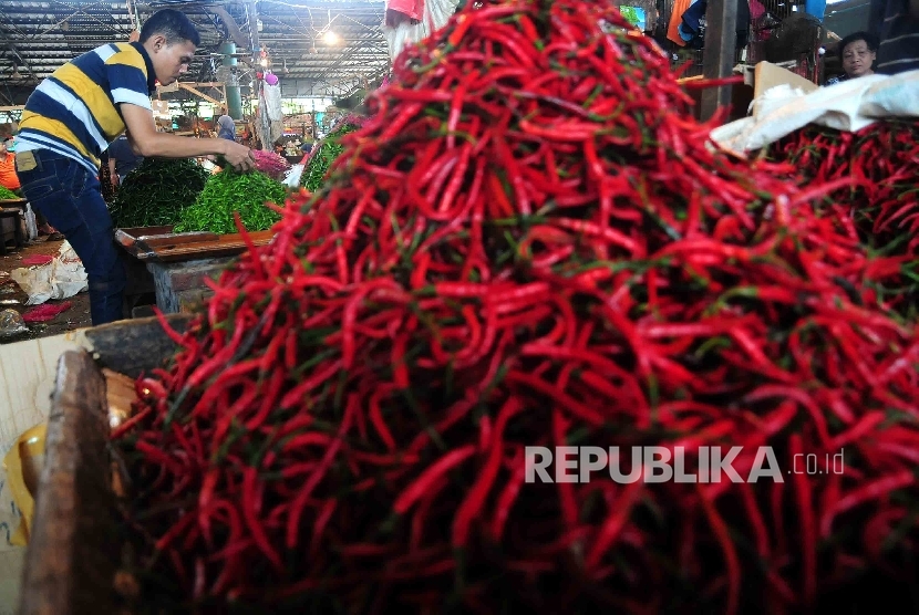  Pedagang menata cabai di Pasar Induk Kramat Jati, Jakarta, Senin (7/3). 