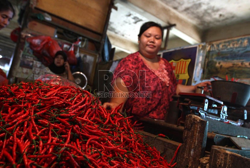 Pedagang menata cabai merah di Pasar Senen, Jakarta Pusat, Selasa (6/8).  (Republika/Adhi Wicaksono)