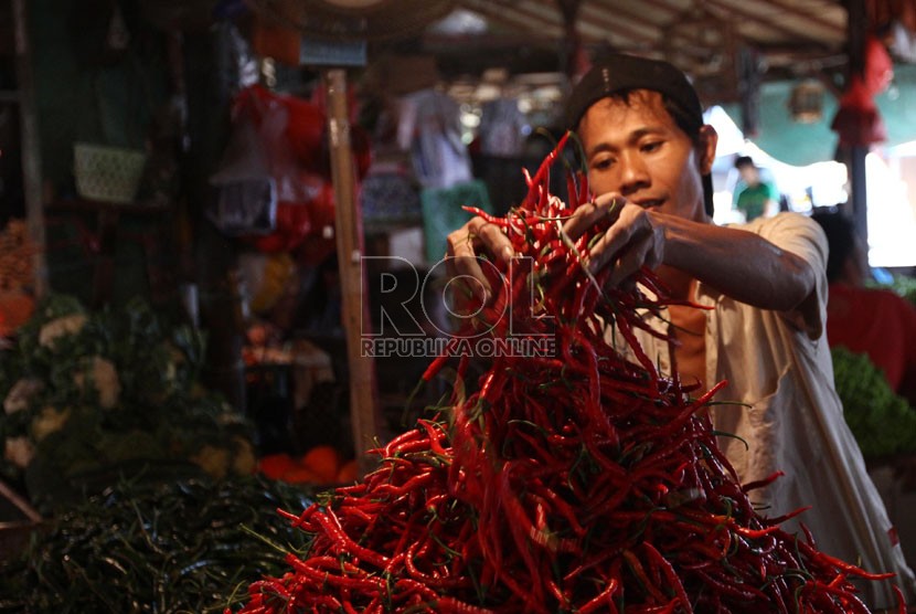 Pedagang menata cabai merah di Pasar Senen, Jakarta Pusat, Selasa (6/8).  (Republika/Adhi Wicaksono)