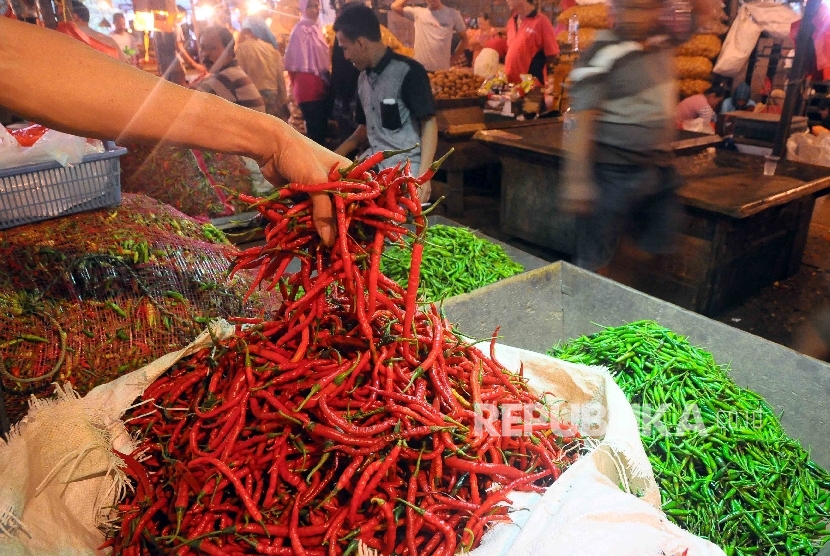  Pedagang menata cabai merah keriting di Pasar Induk Kramatjati, Jakarta, Kamis (13/10).