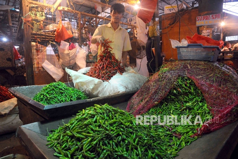  Pedagang menata cabai merah keriting di Pasar Induk Kramatjati, Jakarta. ilustrasi