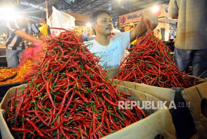  Pedagang menata cabai merah keriting di Pasar Induk Kramatjati, Jakarta, Kamis (13/10).