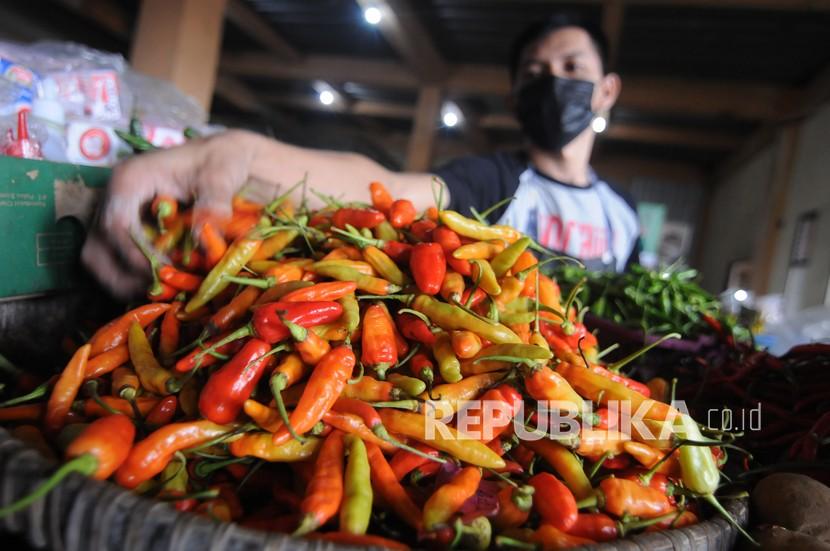 Pedagang menata cabai rawit di Pasar Kosambi, Kota Bandung. Saat ini harga komoditas sayuran itu naik hingga 100 persen menjadi Rp 80 ribu per kg.