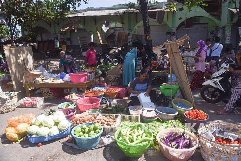 Pedagang menata dagangan, di Pasar Tanjung, Tanjung, Lombok Utara, NTB, Minggu (12/8). Sebagian pedagang mulai berjualan di pasar tersebut pascagempa yang melanda Lompbok pada 5 Agustus lalu.