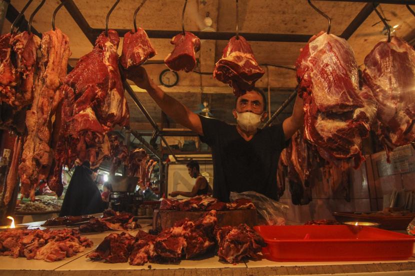 Pedagang menata daging sapi di Pasar Agung, Depok, Jawa Barat, Selasa (11/5). Perum Bulog mengakui upaya penurunan harga daging pada momen Ramadhan dan lebaran tahun ini tidak begitu signifikan.
