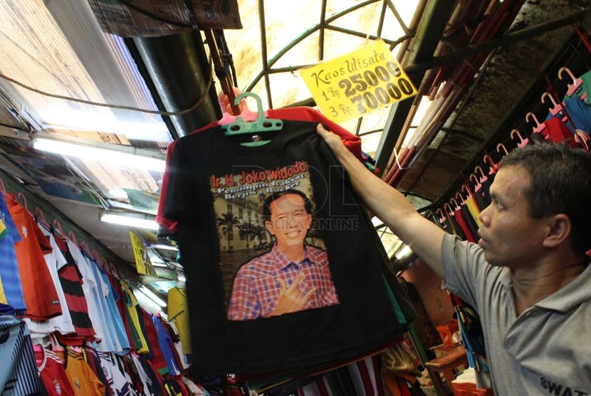  Pedagang menata kaos bergambar Jokowi di kawasan Pasar Baru, Jakarta Pusat, Kamis (27/3).  (foto: Raisan Al Farisi)