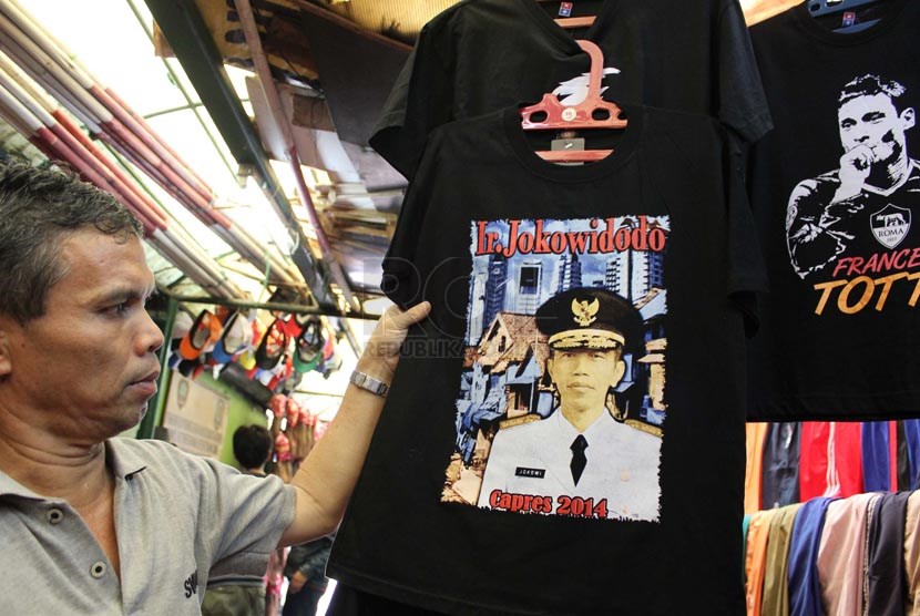  Pedagang menata kaos bergambar Jokowi di kawasan Pasar Baru, Jakarta Pusat, Kamis (27/3).  (foto: Raisan Al Farisi)