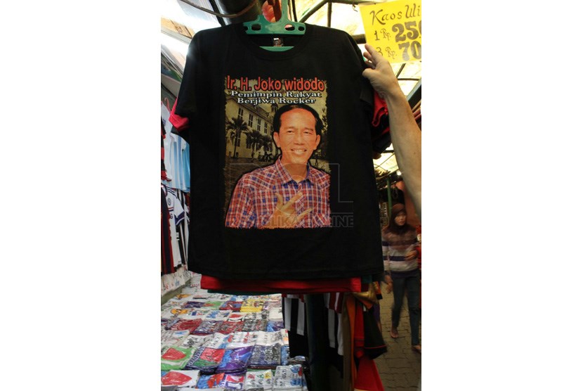 Pedagang menata kaos bergambar Jokowi di kawasan Pasar Baru, Jakarta Pusat, Kamis (27/3).  (foto: Raisan Al Farisi)