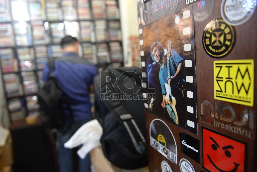 Pedagang menata kaset jaman dulu di salah satu toko penjual kaset jaman dulu di Blok M, Jakarta, Kamis (2/7). Meski beberapa penjualan toko kaset resmi tutup, namun pecinta kaset pita masih banyak. Terutama untuk kaset, cd, dan piringan hitam zaman dulu da