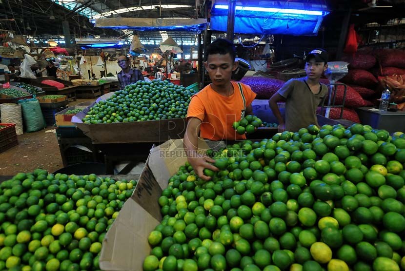 Pedagang menata komoditas sayuran dan holtikultura di Pasar  (Republika/Tahta Aidilla).