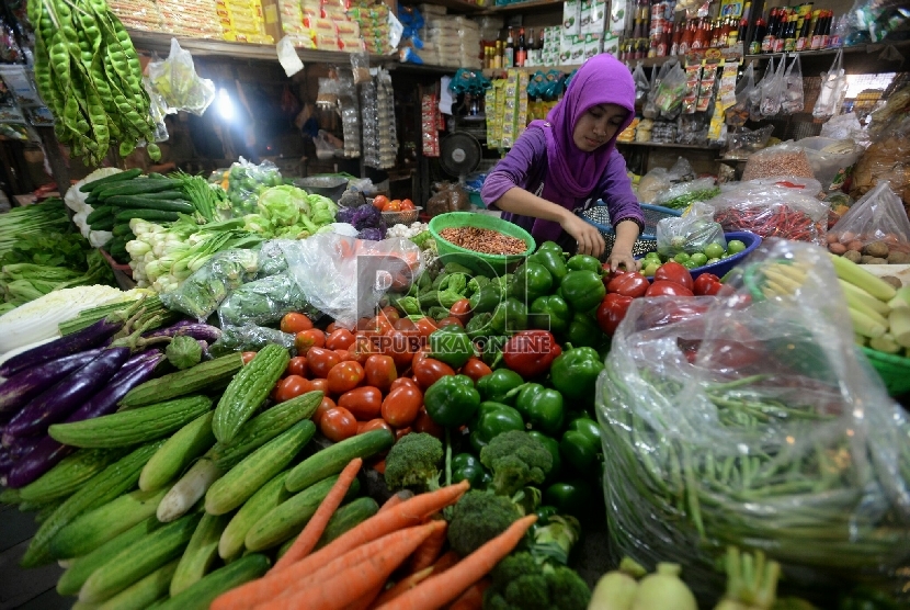 Pedagang menata komoditas sayuran di Pasar Rumput, Jakarta Selatan, Jumat (13/2).   (Republika/Prayogi)
