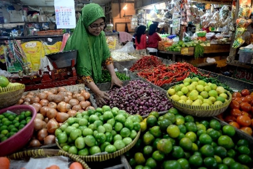  Pedagang menata komoditas sayuran yang di jual di Pasar Rumput, Jakarta, Ahad (15/3).