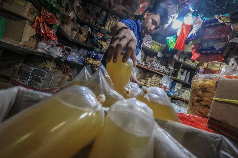 Pedagang menata minyak goreng curah yang dijual di Pasar Cibinong, Kabupaten Bogor, Jawa Barat, Rabu (25/5/2022). (Ilustrasi)