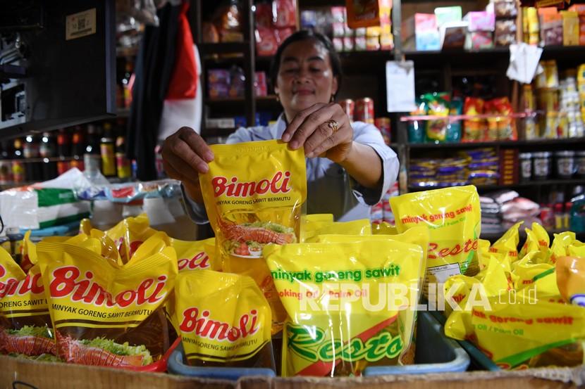 Pedagang menata minyak goreng kemasan di kiosnya di pasar. Pemerintah Provinsi Sulawesi Tengah (Sulteng) berharap para pedagang di pasar-pasar tradisional dapat segera menjual minyak goreng dengan harga Rp 14 ribu per liter.