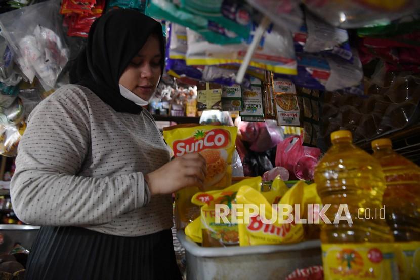 Pedagang menata minyak goreng kemasan di kiosnya di pasar. Pemprov Riau memanggil distributor minyak goreng guna meminta penjelasan soal kurangnya pasokan minyak goreng ke masyarakat.