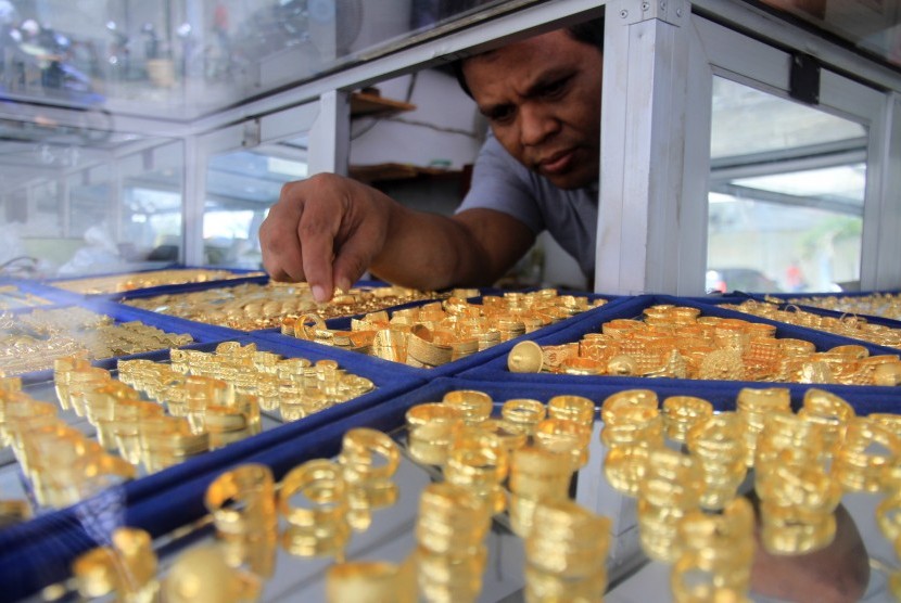 Pedagang menata perhiasan emas di pusat penjualan emas Kota Meulaboh, Aceh Barat, Aceh, Sabtu (25/5/2019). 