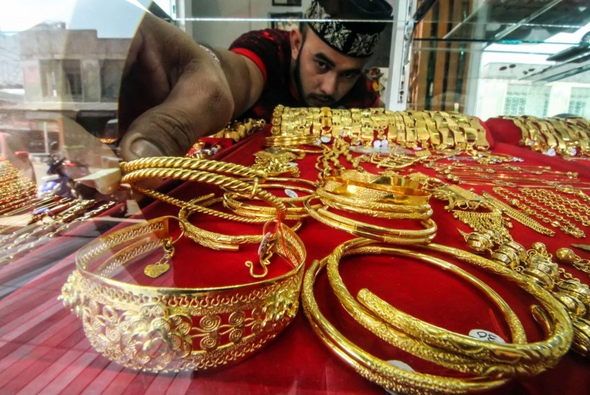 Harga Emas Naik: Pedagang menata perhiasan emas di sentral penjualan emas pusat Kota Lhokseumawe, Aceh, Senin (25/2/2019).