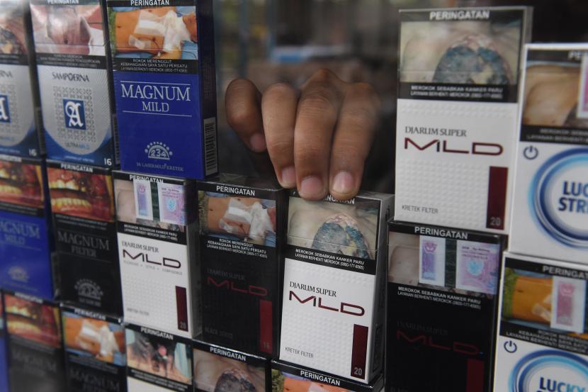 Pedagang menata rokok di kiosnya, Jakarta, Selasa (14/12). Direktorat Jenderal Bea Cukai menerima pesanan pita cukai sebanyak 15 juta lembar.