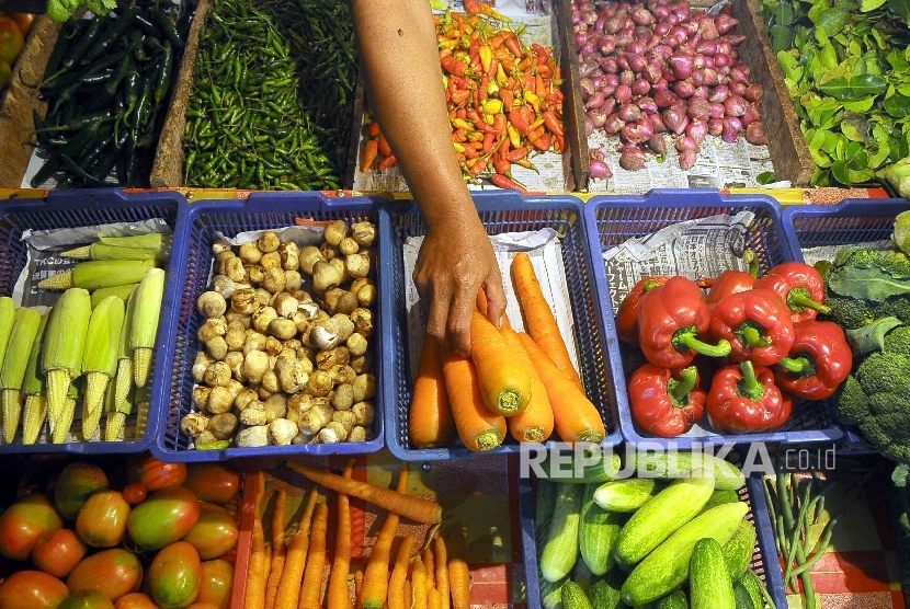 Pedagang menata sayur mayur di Pasar Senen, Jakarta Pusat, Kamis (4/2). 