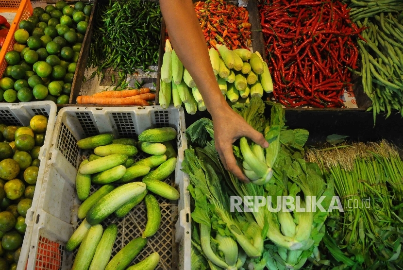 Pedagang menata sayur mayur (ilustrasi) (Republika/Agung Supriyanto)