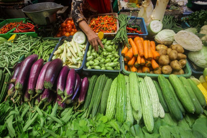 Pedagang menata sayuran di Pasar Kahayan, Palangkaraya, Kalimantan Tengah, Sabtu (8/5/2021). Pemerintah berencana menjadikan sayuran sebagai barang yang juga dikenai pajak.
