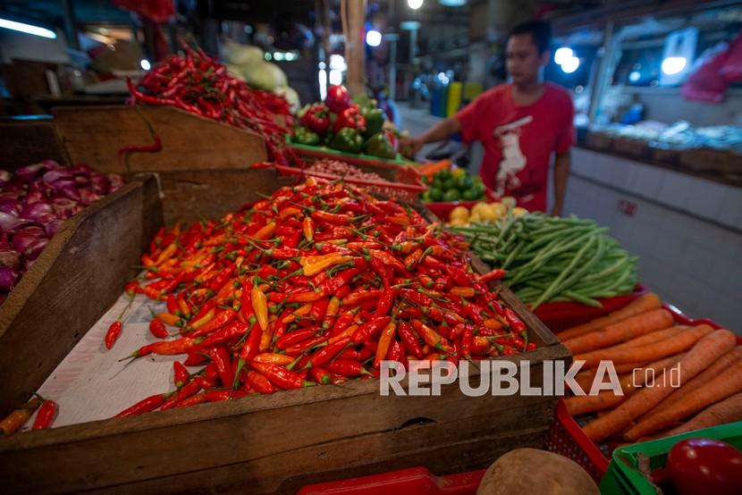 Pedagang menata sayuran-sayuran di Pasar Senen, Jakarta, Senin (1/8).  BPS mencatat, pada September 2021 terjadi deflasi sebesar 0,04 persen. 