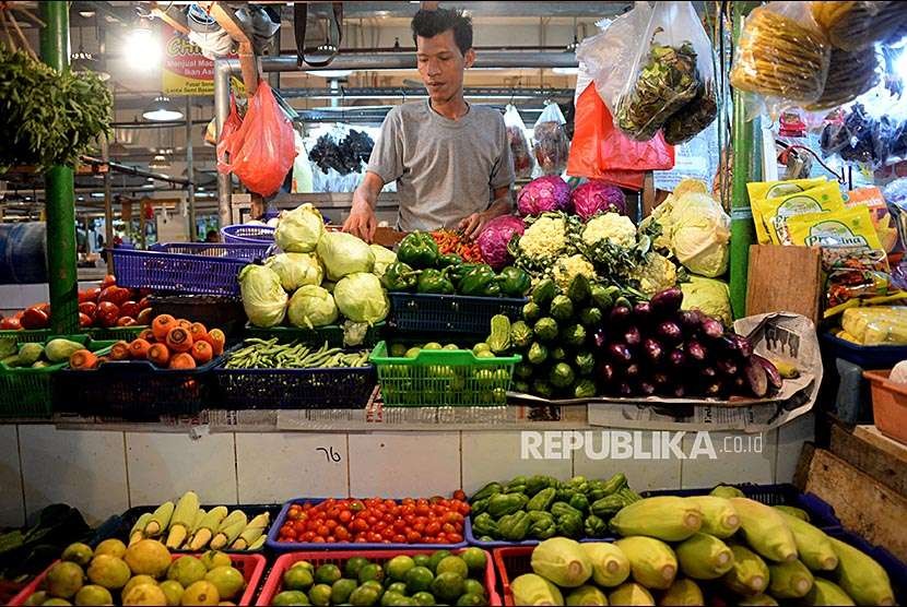 Pedagang menata sayuran yang dijual di Pasar Senen, Jakarta