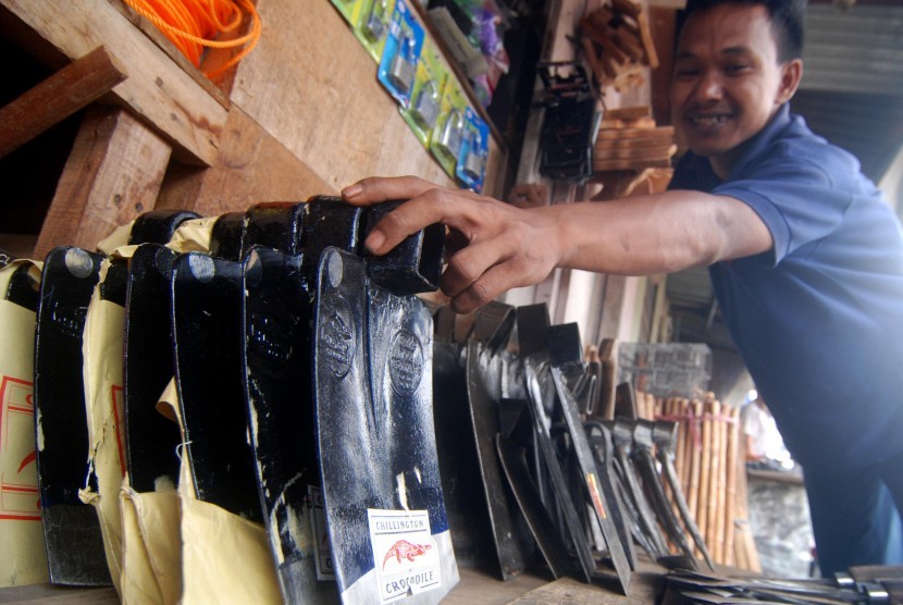 Pedagang menata sejumlah kepala cangkul impor asal Tiongkok yang dijual di salah satu toko pertanian di Ungaran, Kabupaten Semarang, Jawa Tengah, Selasa (1/11). 