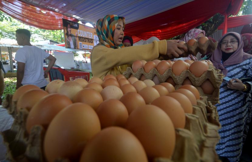 Pedagang menata telur ayam pada Bazar Sembako (ilustrasi). Pemerintah Kota (Pemkot) Bogor melalui Tim Pengendali Inflasi Daerah (TPID) Kota Bogor bersama Badan Pangan Nasional (Bapanas) mengadakan bazar telur murah di empat titik.