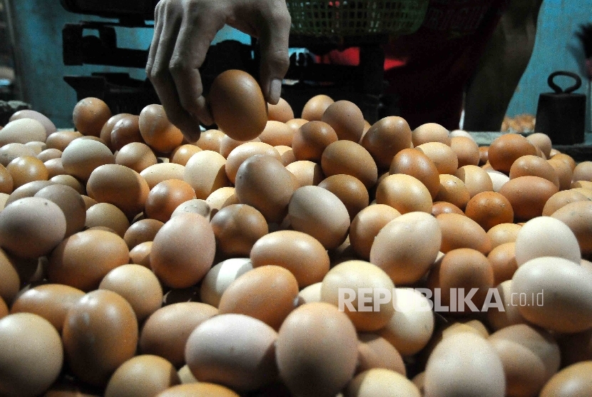 Pedagang menata telur di Pasar Senen, Jakarta Pusat, Selasa (28/6).  (Republika/ Agung Supriyanto)