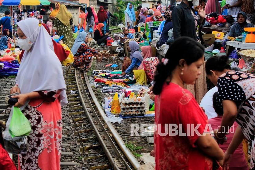 Pasar Tradisional Di Pinggir Rel Kereta Api Republika Online