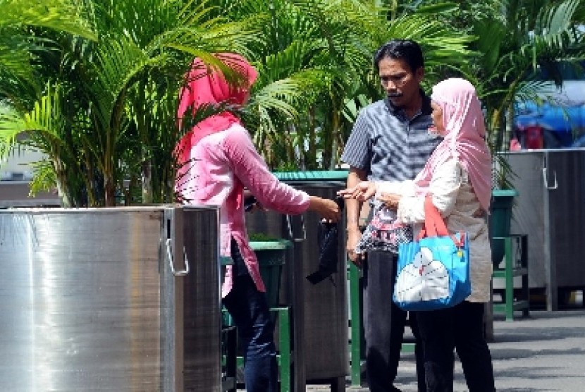 Pedagang menawarkan kantong plastik kepada pengunjung Masjid Istiqlal, Jakarta, Jumat (20/6).