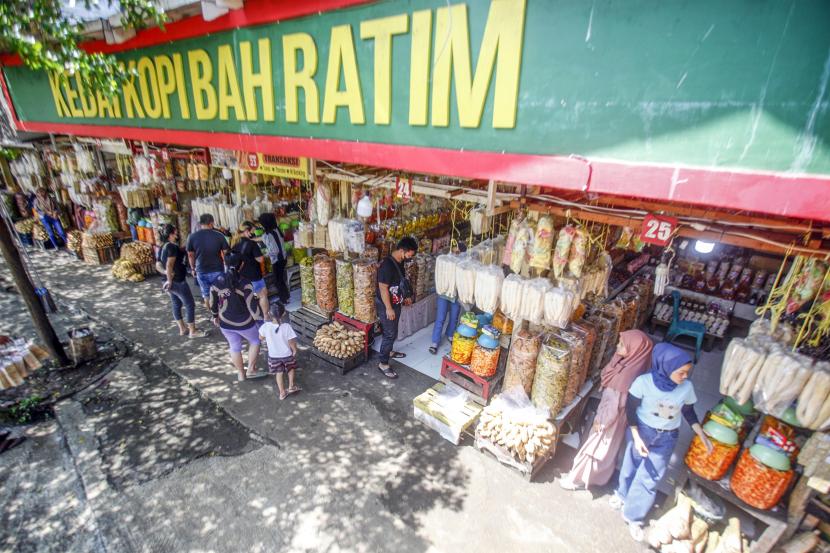 Pedagang menawarkan makanan di pusat oleh-oleh kawasan Puncak, Kabupaten Bogor, Jawa Barat, Ahad (8/5/2022). Badan Pusat Statistik (BPS) mencatat konsumsi rumah tangga masih menjadi penyumbang utama ekonomi kuartal I 2023. 