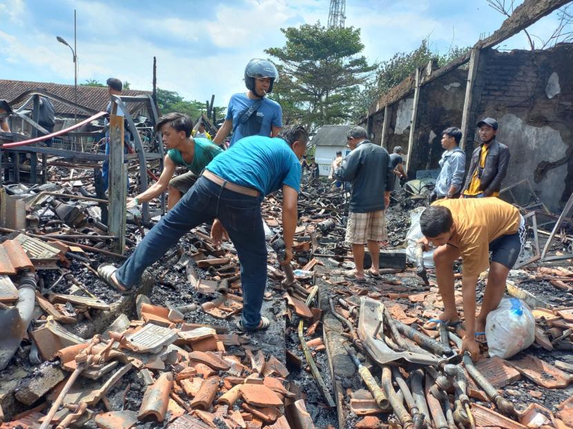 Pedagang mencari barang yang masih dapat diselamatkan selepas kejadian kebakaran di Pasar Besi Cikurubuk, Kota Tasikmalaya,Rabu (4/1/2023). 