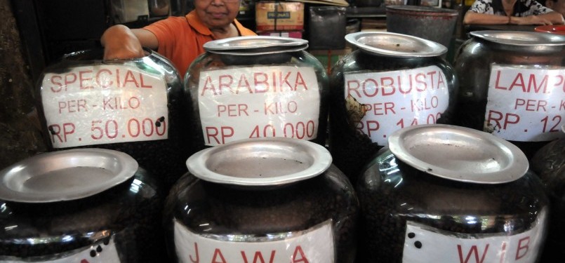 Pedagang mengambil kopi untuk ditimbang di Pasar Senen, Jakarta, Selasa (14/2). (Republika/Wihdan Hidayat)