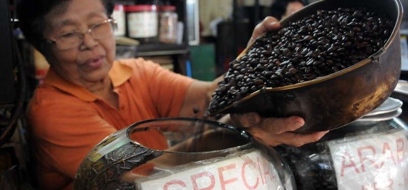 Pedagang mengambil kopi untuk ditimbang di Pasar Senen, Jakarta, Selasa (14/2). (Republika/Wihdan Hidayat)