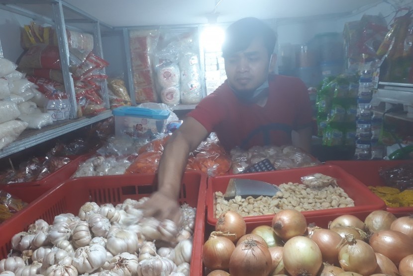 Pedagang mengatur bawang putih di kios miliknya di Pasar Panorama, Lembang, Kabupaten Bandung Barat, Kamis (9/5).