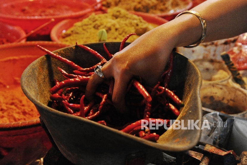  Pedagang mengatur cabai dilapak pasar tradisional, Jakarta, Senin (3/10).