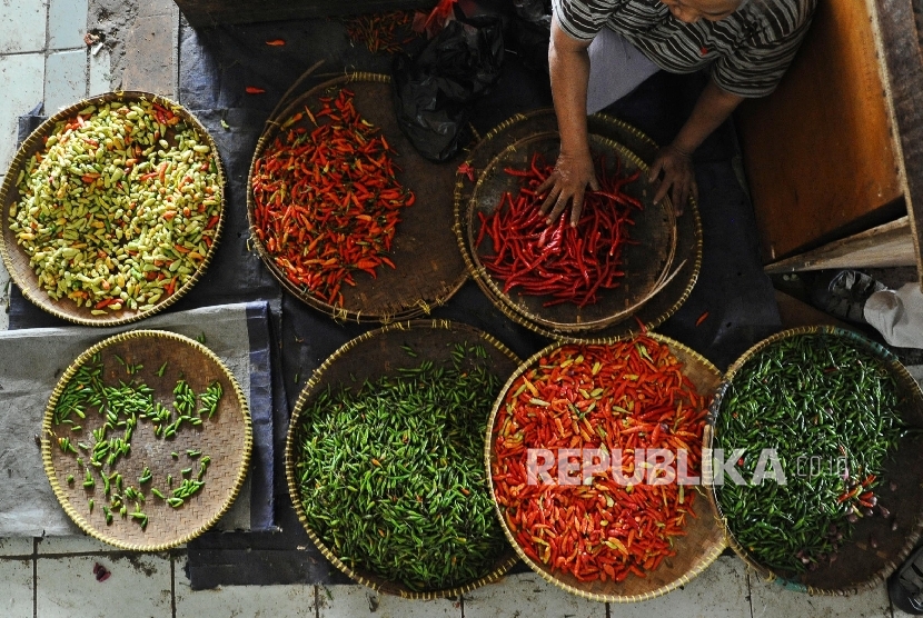  Pedagang mengatur cabai dilapak pasar tradisional, Jakarta, Senin (3/10).